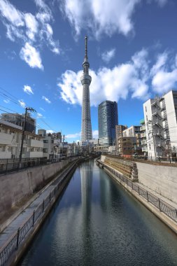 8 Aralık 2024 'te şehir siluetine hakim olan kule, aşağıda barışçıl bir kanala yansıyor.