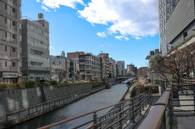 8 Aralık 2024 şehir manzarasında akan bir kanal, modern mimari