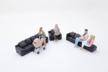 Aile ortamının minyatür bir sahnesi.