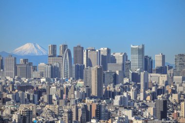 9 Aralık 2024 Tokyo 'nun hareketli şehir manzarası ve görkemli Mt. Fuji