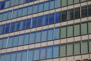 Yansıtıcı pencereli modern bir ofis binasının 9 Aralık 2024 modelleri