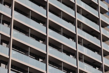 Yansıtıcı pencereli modern bir ofis binasının 9 Aralık 2024 modelleri