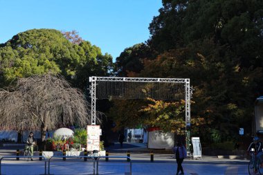 9 Aralık 2024 park girişi mevsimlik dekorasyonlarla süslenmiş, etrafı çevrilmiş.