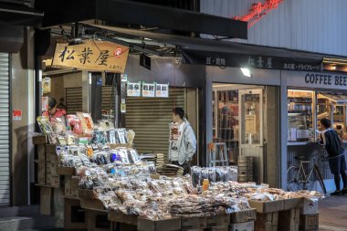 9 Aralık 2024 sokak piyasa sahnesinde çeşitli mağazalar sergileniyor.