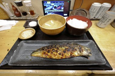 9 Aralık 2024 uskumru geleneksel bir Japon yemeğinin ana yemeği oldu.