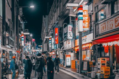 8 Aralık 2024 Bir Bustling gece pazarı Parlayan ışıklar, renkli işaretler,