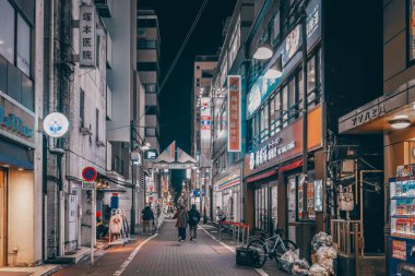 8 Aralık 2024 Bir Bustling gece pazarı Parlayan ışıklar, renkli işaretler,