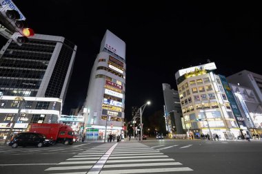 8 Aralık 2024 Bir Bustling gece pazarı Parlayan ışıklar, renkli işaretler,
