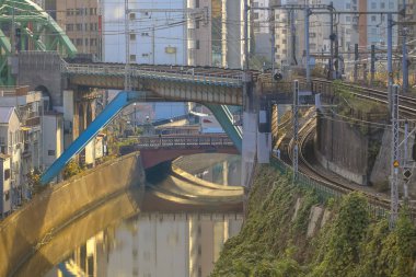 8 Aralık 2024 treni şehir binalarıyla çevrili bir kanalın yanındaki köprüden geçiyor.