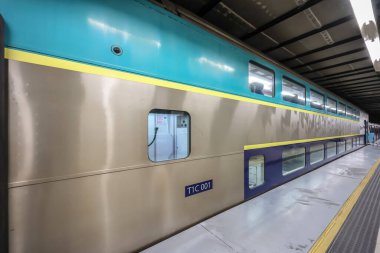 Ocak 23 2025 Ktt işaretli şık ve modern bir çift katlı tren durdu.