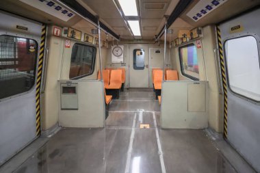 23 Ocak 2025. Ayırt edici turuncu koltuklu, geniş pencereli boş metro treni görüldü.,