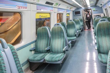 23 Ocak 2025 Çağdaş trenin içi boş oturma düzenleri,