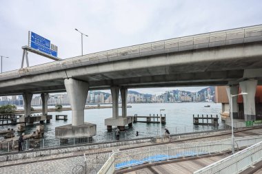 23 Ocak 2025 'te sakin sahil şeridine uzanan köprü şehir binaları ve tepelerin arka planına sahip..