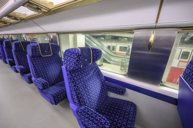23 Ocak 2025 Kolçaklı mavi koltuklu modern bir tren.,