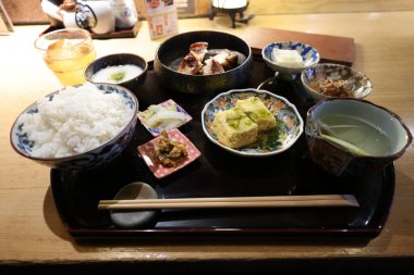 Lezzetli ve sağlıklı geleneksel Japon yemeği pilav, miso çorbası.,