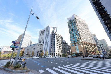 Yayalar ve araçlarla yakalanan modern şehir kavşağı