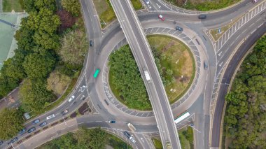 22 Şubat 2025 Birden fazla şeritli karmaşık bir karayolu kavşağı görüntüsü