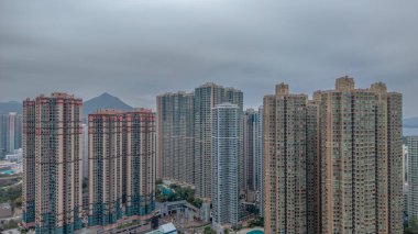 22 Şubat 2025, yoğun nüfuslu kentsel alan. Yükselen konut gökdelenleri var.