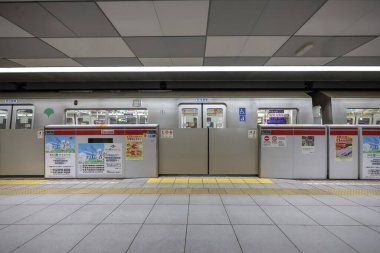 5 Aralık 2024 durağan tren istasyonu, platform bariyerleri,