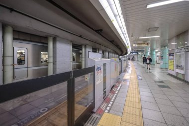 5 Aralık 2024 durağan tren istasyonu, platform bariyerleri,
