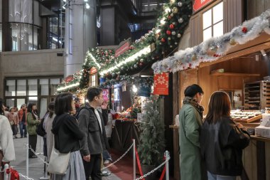 5 Aralık 2024 Yılbaşı pazarı. Geceleri Noel ışıklarıyla birlikte.,