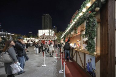 5 Aralık 2024 Yılbaşı pazarı. Geceleri Noel ışıklarıyla birlikte.,