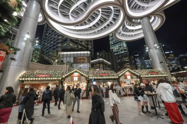 5 Aralık 2024 Yılbaşı pazarı. Geceleri Noel ışıklarıyla birlikte.,