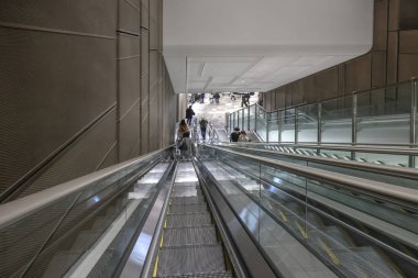 5 Aralık 2024 Çağdaş bir şehir binasında yürüyen merdiven manzarası