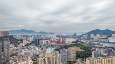 23 Şubat 2025 Konut binaları ile hareketli bir şehir manzarası,