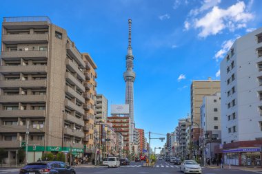 8 Aralık 2024 Tokyo 'da modern bir şehir manzarası, ikonik bir kuleyi gösteriyor.