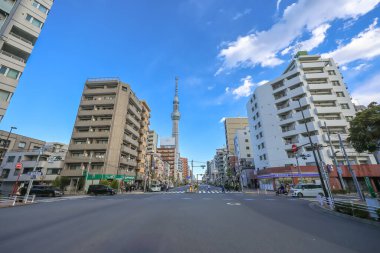 8 Aralık 2024 Tokyo 'da modern bir şehir manzarası, ikonik bir kuleyi gösteriyor.