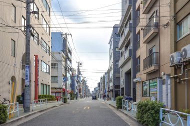 8 Aralık 2024 Sakin şehir caddesi konut binaları, park edilmiş araçlar,