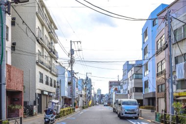 8 Aralık 2024 Tokyo 'da modern bir şehir manzarası, ikonik bir kuleyi gösteriyor.