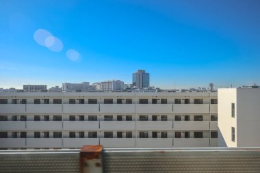 8 Aralık 2024 görüntüsü bir tren istasyonu ile hareketli bir şehir alanını gösteriyor