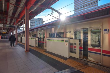 8 Aralık 2024 Güneş ışığının yer aldığı bir şehir tren istasyonu platformu