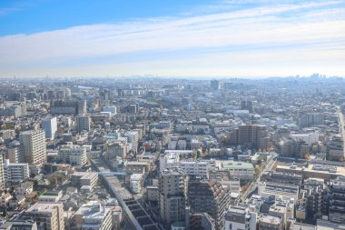 8 Aralık 2024 görüntüsü bir tren istasyonu ile hareketli bir şehir alanını gösteriyor