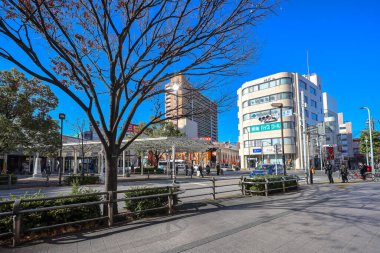 8 Aralık 2024 görüntüsü bir tren istasyonu ile hareketli bir şehir alanını gösteriyor