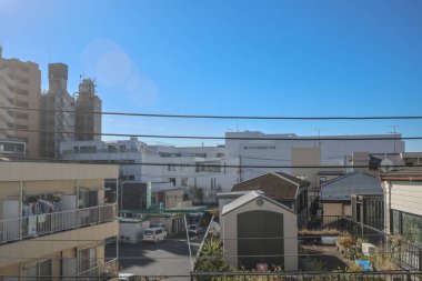 8 Aralık 2024 görüntüsü bir tren istasyonu ile hareketli bir şehir alanını gösteriyor