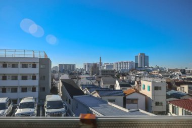 8 Aralık 2024 görüntüsü bir tren istasyonu ile hareketli bir şehir alanını gösteriyor