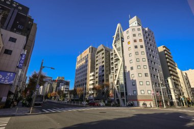 Modern ve geleneksel bina 7 Aralık 2024 'ün yanında canlı bir cadde sergileniyor.