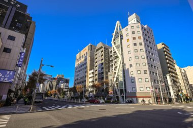 Modern ve geleneksel bina 7 Aralık 2024 'ün yanında canlı bir cadde sergileniyor.