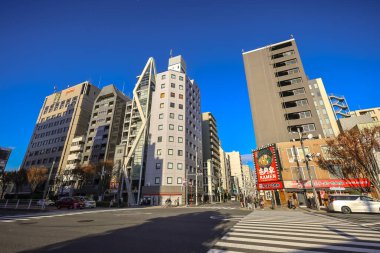 7 Aralık 2024 Büyük modern binalarla çevrili geniş bir şehir kavşağı