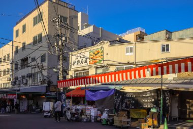 7 Aralık 2024 Tsukiji Market Tokyo 'da Vibrant Öğleden Sonra