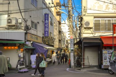 7 Aralık 2024 Tsukiji Market Tokyo 'da Vibrant Öğleden Sonra
