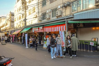 7 Aralık 2024 Tsukiji Market Tokyo 'da Vibrant Öğleden Sonra