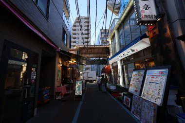 7 Aralık 2024 Tsukiji Market Tokyo 'da Vibrant Öğleden Sonra