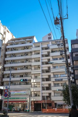 Canlı bir şehir sokak sahnesi, modern konut binaları, 7 Aralık 2024