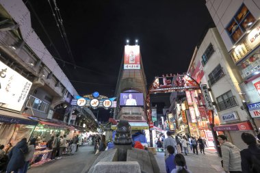 7 Aralık 2024 Yoğun bir Japon kentsel caddesinin hareketli bir gece görüntüsü
