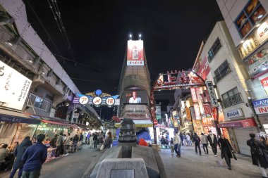 7 Aralık 2024 Yoğun bir Japon kentsel caddesinin hareketli bir gece görüntüsü