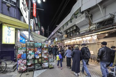 7 Aralık 2024 Yoğun bir Japon kentsel caddesinin hareketli bir gece görüntüsü